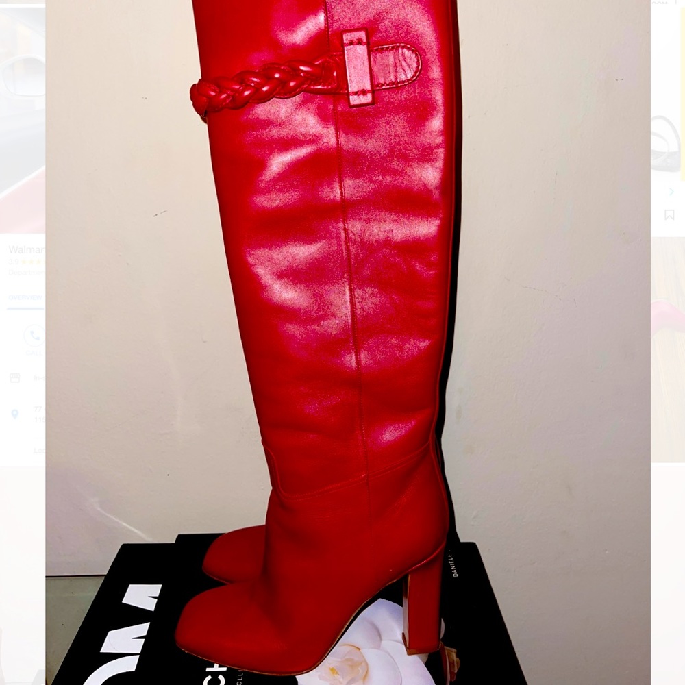 VALENTINO KNEE HIGH BOOTS. WORN TWICE. SIZE 37.5 COMES WITH DUST BAG AND BOX